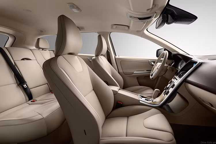 Bên trong nội thất của xe cũng sẽ được thiết kế đột phá, trẻ trung và tinh tế hơn so với hai "người anh em" từng xuất hiện là S90/V90 và XC90, nội thất mới trên xe cũng được hãng xe Volvo nhắm đến đối tượng khách hàng là giới trẻ năng động.