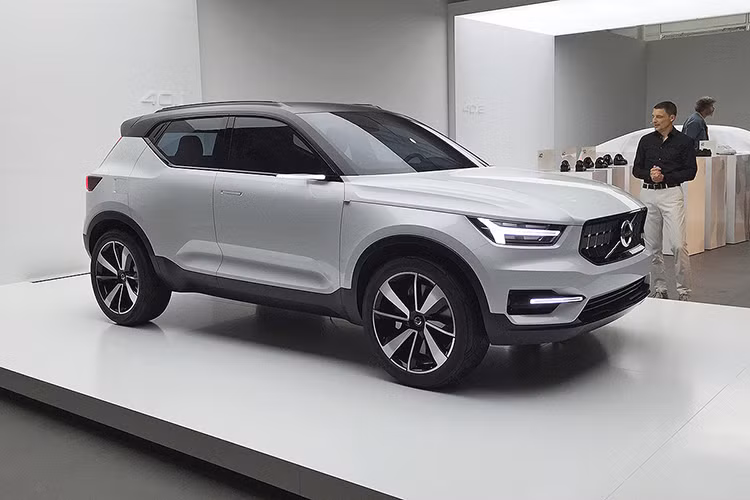 Mẫu xe Volvo XC40 2018 sẽ tiên phong trong phân khúc SUV cỡ nhỏ của thương hiệu xe Volvo hiện đang đang tăng trưởng mạnh mẽ trên toàn cầu. Theo nhiều nguồn tin, mẫu xe này sẽ chính thức ra mắt tại Triển lãm Geneva diễn ra vào tháng 3/2017.