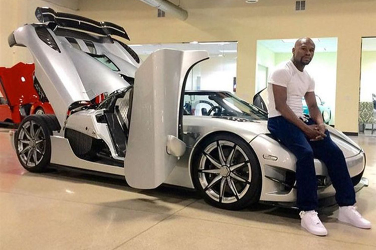 Koenigsegg đã giới thiệu Jesko, mẫu xe “giá mềm nhất” của họ, tại Triển lãm Ô tô Geneva 2019. Nhưng mẫu CCXR Trevita phủ kim cương, giá 4,8 triệu USD lại là một sản phẩm ngược lại hoàn toàn. Hoàn thiện trong ngoại thất Diamond Weave (đặc biệt là chất liệu sợi carbon phủ kim cương), CCXR Trevita hoạt động bằng một động cơ tăng áp kép V8 dung tích 4.8 lít với 1.004 mã lực và 1.080 Nm mô-men xoắn cực đại. Thương hiệu Thụy Điển chỉ chế tạo 3 chiếc này trước khi ngừng sản xuất. 