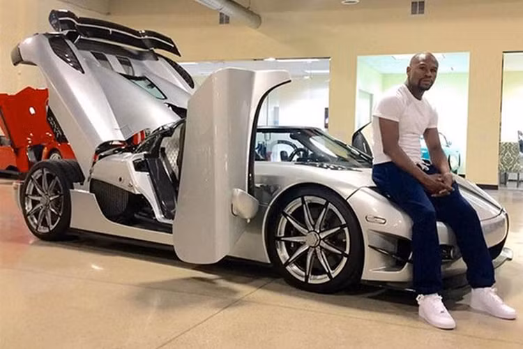 Koenigsegg đã giới thiệu Jesko, mẫu xe “giá mềm nhất” của họ, tại Triển lãm Ô tô Geneva 2019. Nhưng mẫu CCXR Trevita phủ kim cương, giá 4,8 triệu USD lại là một sản phẩm ngược lại hoàn toàn. Hoàn thiện trong ngoại thất Diamond Weave (đặc biệt là chất liệu sợi carbon phủ kim cương), CCXR Trevita hoạt động bằng một động cơ tăng áp kép V8 dung tích 4.8 lít với 1.004 mã lực và 1.080 Nm mô-men xoắn cực đại. Thương hiệu Thụy Điển chỉ chế tạo 3 chiếc này trước khi ngừng sản xuất. 