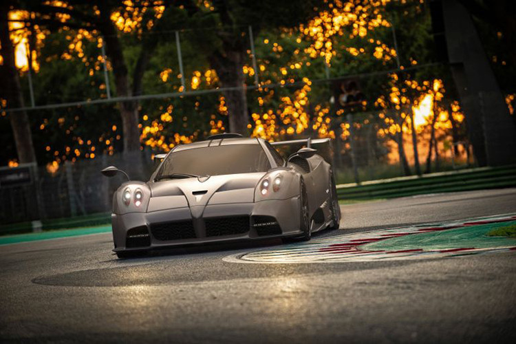Được công bố lần đầu trong tháng 9 năm 2019, Pagani Huayra Imola là hypercar đẳng cấp trong mơ của nhiều người. Theo thông tin từ Pagani, nó có trang bị động cơ tăng áp kép V12 dung tích 6.0 lít từ AMG sản sinh 827 mã lực và 1.100 Nm mô-men xoắn cực đại. Điều này khiến nó trở thành chiếc Pagani mạnh nhất lịch sử. Không bất ngờ, Imola sẽ là một sản phẩm cực giới hạn, chỉ có 5 chiếc với giá 5,4 triệu USD mỗi chiếc.
