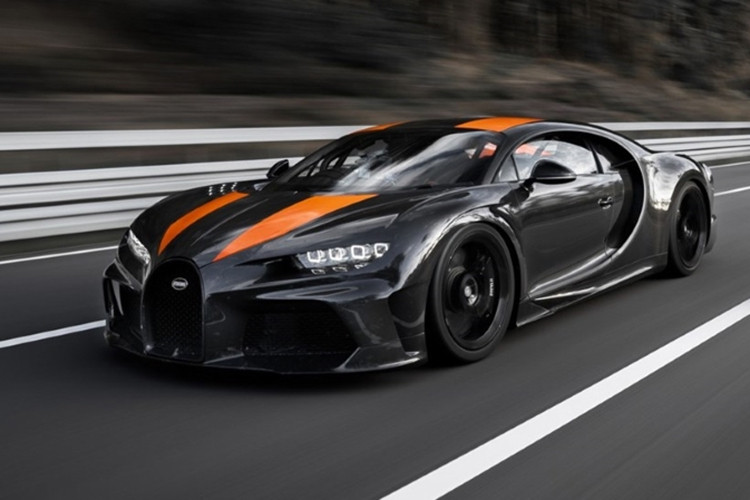 Hồi đầu năm nay, Bugatti đã thu hút sự chú ý của thế giới ôtô bằng cách thông cáo rằng họ đã vượt qua mốc 300 dặm/giờ (483 km/h) với một phiên bản Chiron độ. Super Sport 300+ chính là phiên bản hợp pháp đi đường. Giới hạn chỉ 30 chiếc, Super Sport 300+ là một phiên bản Chiron đẹp đẽ với thân vỏ trơn mượt và mô típ trang trí sọc. Quá trình sản xuất siêu xe này sẽ bắt đầu trong năm 2021 và có giá tới 3,9 triệu USD.