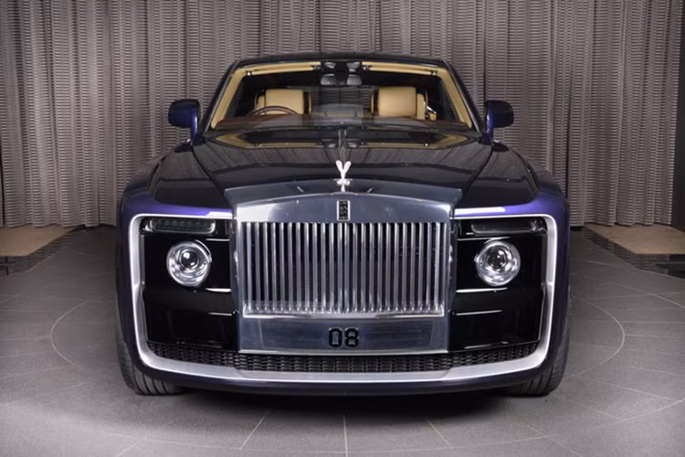 Rolls-Royce Sweptail đã từng mang danh hiệu “xe đắt nhất thế giới” trong năm 2017. Dù đươc dự tính cái giá 12,8 triệu USD cực khủng, song Rolls-Royce chưa hề xác nhận chính thức con số này. Rolls-Royce Sweptail đã mất hơn 4 năm để phát triển trước khi được ra mắt công chúng tại sự kiện Concorso d'Eleganza Villa d'Este 2017.