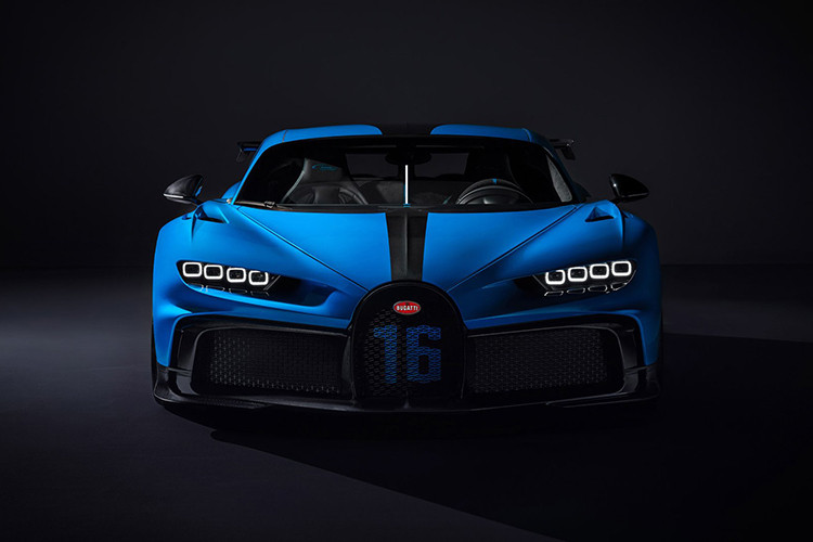 Bugatti Chiron Pur Sport là một phiên bản đặc biệt của Chiron với sự tập trung lên khí động học, giảm trọng lượng, và phân phối công suất. Nó vẫn sử dụng động cơ tăng áp tứ W16 dung tích 8.0 lít nhưng giờ đây sẽ kết hợp với hộp số tự động hiệu chuẩn lại. Trong khi công suất tối đa vẫn là 1.500 mã lực, vạch đỏ tua máy đã tăng lên 6.900 vòng/phút. Giá xe Bugatti Chiron Pur Sport khoảng 3,3 triệu USD.