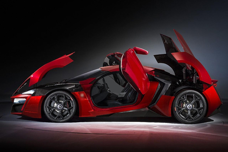 Thương hiệu W Motors tới từ Dubai đã gây sốc cả thế giới với mẫu siêu xe Lykan Hypersport trong năm 2013. Với đèn pha LED titan chứa 420 viên kim cương 15 carat và một màn hình 3 chiều ở cụm điều khiển trung tâm, không bất ngờ khi nó nằm trong top 3 xe đắt nhất thời mới ra mắt với giá 3,4 triệu USD. Xe sở hữu động cơ tăng áp kép 6 xi-lanh dung tích 3.7 lít sản sinh 780 mã lực và 960 Nm mô-men xoắn cực đại.