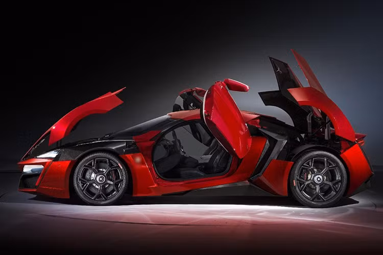 Thương hiệu W Motors tới từ Dubai đã gây sốc cả thế giới với mẫu siêu xe Lykan Hypersport trong năm 2013. Với đèn pha LED titan chứa 420 viên kim cương 15 carat và một màn hình 3 chiều ở cụm điều khiển trung tâm, không bất ngờ khi nó nằm trong top 3 xe đắt nhất thời mới ra mắt với giá 3,4 triệu USD. Xe sở hữu động cơ tăng áp kép 6 xi-lanh dung tích 3.7 lít sản sinh 780 mã lực và 960 Nm mô-men xoắn cực đại.