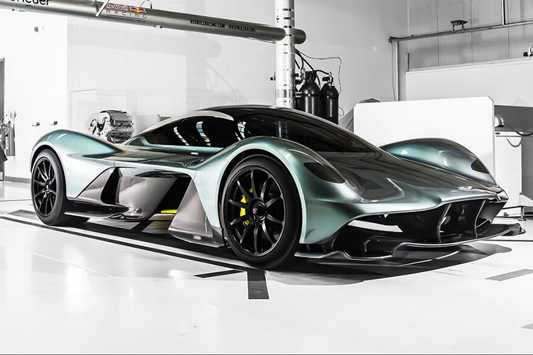 Hybrid hypercar mới Aston Martin Valkyrie giá 3,2 triệu USD đã ở tình trạng bán hết dù chưa ra mắt. Trên thực tế, Aston Martin vẫn chưa chính thức công bố giá bán, tuy nhiên một số nguồn tin dự tính rằng nó có thể đắt khoảng 2,6 – 3,9 triệu USD, do vậy con số ở giữa 3,2 triệu USD có phần hợp lý. Xe có trang bị động cơ V12 dung tích 6.5 lít sản sinh 1.160 mã lực và 900 Nm mô-men xoắn cực đại, đồng nghĩa tốc độ tối đa của nó sẽ trên 320 km/h. Công ty sẽ chỉ chế tạo 150 chiếc Valkyrie tiêu chuẩn, với 25 mẫu AMR giới hạn sẽ ra mắt sau.