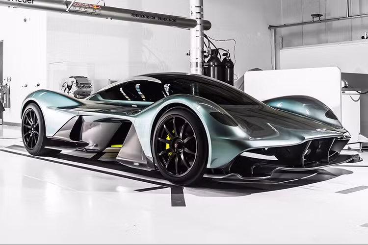 Hybrid hypercar mới Aston Martin Valkyrie giá 3,2 triệu USD đã ở tình trạng bán hết dù chưa ra mắt. Trên thực tế, Aston Martin vẫn chưa chính thức công bố giá bán, tuy nhiên một số nguồn tin dự tính rằng nó có thể đắt khoảng 2,6 – 3,9 triệu USD, do vậy con số ở giữa 3,2 triệu USD có phần hợp lý. Xe có trang bị động cơ V12 dung tích 6.5 lít sản sinh 1.160 mã lực và 900 Nm mô-men xoắn cực đại, đồng nghĩa tốc độ tối đa của nó sẽ trên 320 km/h. Công ty sẽ chỉ chế tạo 150 chiếc Valkyrie tiêu chuẩn, với 25 mẫu AMR giới hạn sẽ ra mắt sau.