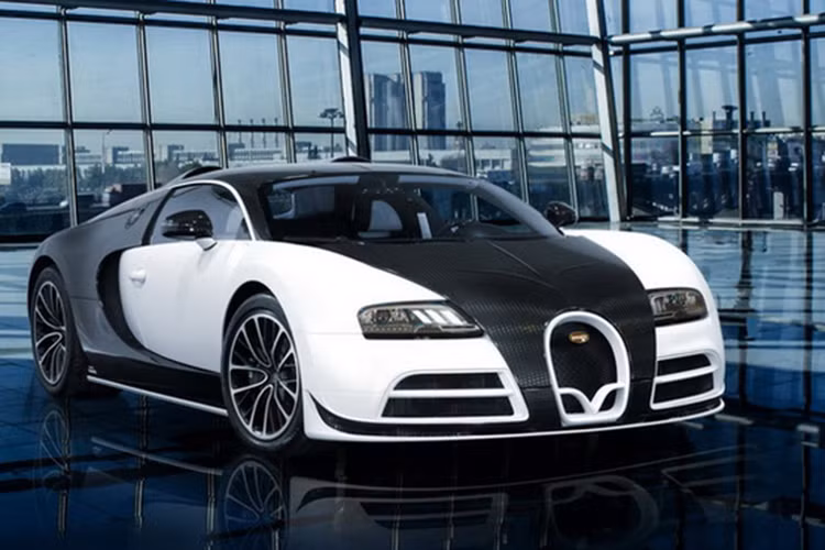 Veyron Vivere về cơ bản không phải là được sản xuất chính thức bởi Bugatti mà là một phiên bản độ bởi Mansory. Dù vậy, cái giá dự tính 3,4 triệu USD dư sức đưa nó vào danh sách những mẫu xe mới đắt nhất mọi thời đại tính tới lúc này. Công ty chỉ chế tạo hai chiếc, mỗi chiếc với một phần thân vỏ bằng sợi carbon đẹp mắt, nội thất bọc da và carbon màu trắng đen, động cơ 1.200 mã lực. Tốc độ tối đa của xe tới 408 km/h.