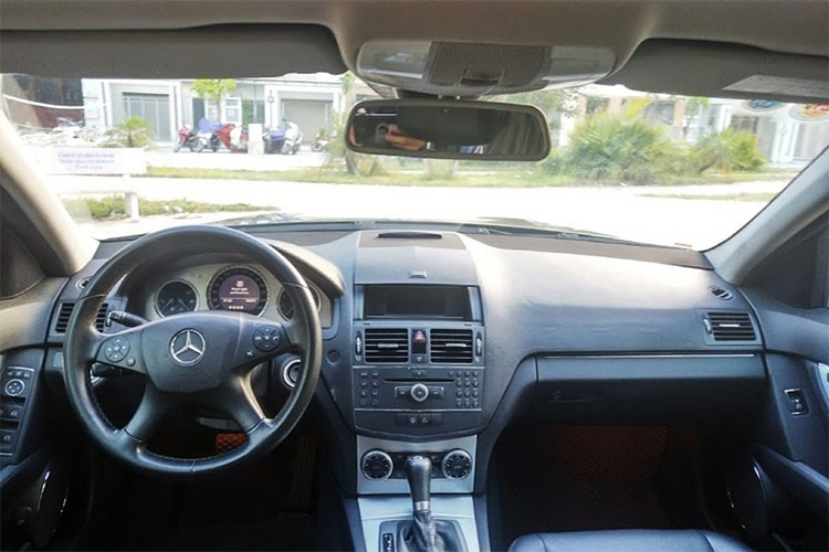 Nội thất của chiếc Mercedes-Benz C230 Avantgarde đời cũ gần 10 năm tuổi này vẫn còn khá mượt mà. Bề mặt ghế da vẫn còn khá đẹp, chưa có dấu hiệu bạc màu, hay rạn nứt theo thời gian. Cụm ghế trước chức năng chỉnh điện và nhớ vị trí vẫn hoạt động hoàn hảo.