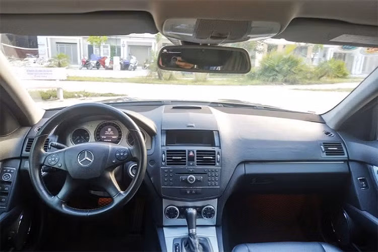 Nội thất của chiếc Mercedes-Benz C230 Avantgarde đời cũ gần 10 năm tuổi này vẫn còn khá mượt mà. Bề mặt ghế da vẫn còn khá đẹp, chưa có dấu hiệu bạc màu, hay rạn nứt theo thời gian. Cụm ghế trước chức năng chỉnh điện và nhớ vị trí vẫn hoạt động hoàn hảo.