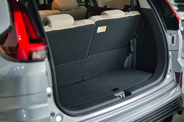 Vô lăng còn có ốp trang trí màu kim loại, tích hợp các nút chức năng. Các chi tiết ốp trang trí mới cũng tạo cảm giác bắt mắt hơn. Ghế ngồi bọc da tổng hợp, mặt đồng hồ có độ tương phản cao và đồ họa mới. Ở hàng ghế thứ 2 có thêm một số tiện ích như cửa điều hòa riêng, cổng sạc USB Type-A và Type-C, bệ tì tay và khay đựng cốc...