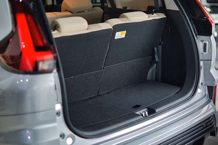 Vô lăng còn có ốp trang trí màu kim loại, tích hợp các nút chức năng. Các chi tiết ốp trang trí mới cũng tạo cảm giác bắt mắt hơn. Ghế ngồi bọc da tổng hợp, mặt đồng hồ có độ tương phản cao và đồ họa mới. Ở hàng ghế thứ 2 có thêm một số tiện ích như cửa điều hòa riêng, cổng sạc USB Type-A và Type-C, bệ tì tay và khay đựng cốc...