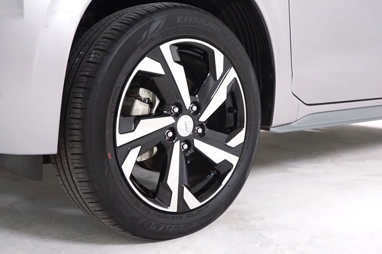 Mâm xe có họa tiết mới với 5 chấu cách điệu, sơn phay xước, kích thước 17 inch 2 tone màu. Bên hông xe thiết kế lại phần ốp sườn và khu bệ bước. Đèn hậu LED phía sau cũng có họa tiết mới theo kiểu chữ T đặt ngang. Đáng chú ý, Mitsubishi Xpander 2022 cũng có thêm phụ kiện ốp bodykit cho phong cách thể thao.