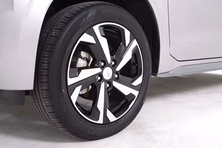 Mâm xe có họa tiết mới với 5 chấu cách điệu, sơn phay xước, kích thước 17 inch 2 tone màu. Bên hông xe thiết kế lại phần ốp sườn và khu bệ bước. Đèn hậu LED phía sau cũng có họa tiết mới theo kiểu chữ T đặt ngang. Đáng chú ý, Mitsubishi Xpander 2022 cũng có thêm phụ kiện ốp bodykit cho phong cách thể thao.