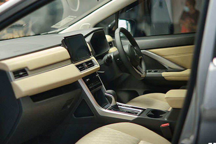 Cụ thể nội thất xe nổi bật nhất có sự xuất hiện của cụm phanh tay điện tử. Phần táp-lô thiết kế lại mới góc cạnh trông cao cấp hơn. Khác biệt còn đến từ cụm vô lăng 3 chấu mới khỏe khoắn và thể thao hơn. Kích thước được điều chỉnh cho cảm giác cầm lái chắc chắn.