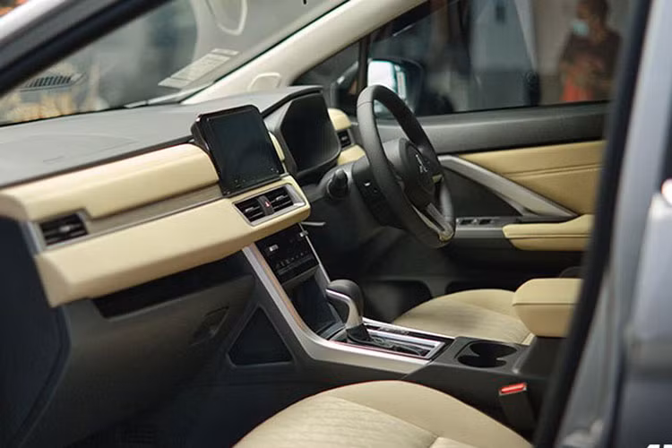Cụ thể nội thất xe nổi bật nhất có sự xuất hiện của cụm phanh tay điện tử. Phần táp-lô thiết kế lại mới góc cạnh trông cao cấp hơn. Khác biệt còn đến từ cụm vô lăng 3 chấu mới khỏe khoắn và thể thao hơn. Kích thước được điều chỉnh cho cảm giác cầm lái chắc chắn.
