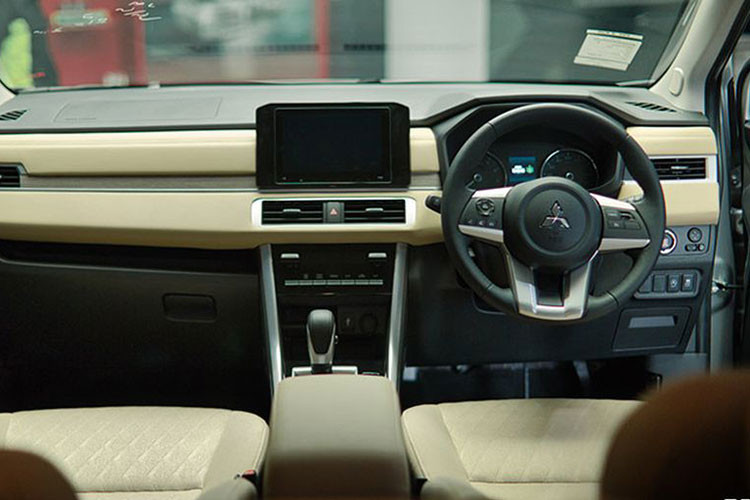 Xpander mới cũng được tăng một chút về kích thước, với chiều dài nhỉnh hơn khoảng 120 mm, chiều cao tăng 15 - 20 mm, giúp cải thiện khoảng sáng gầm. Bên trong xe, Mitsubishi Xpander 2022 cũng được làm mới với nhiều chi tiết nâng cấp đáng kể.