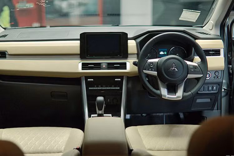 Xpander mới cũng được tăng một chút về kích thước, với chiều dài nhỉnh hơn khoảng 120 mm, chiều cao tăng 15 - 20 mm, giúp cải thiện khoảng sáng gầm. Bên trong xe, Mitsubishi Xpander 2022 cũng được làm mới với nhiều chi tiết nâng cấp đáng kể.