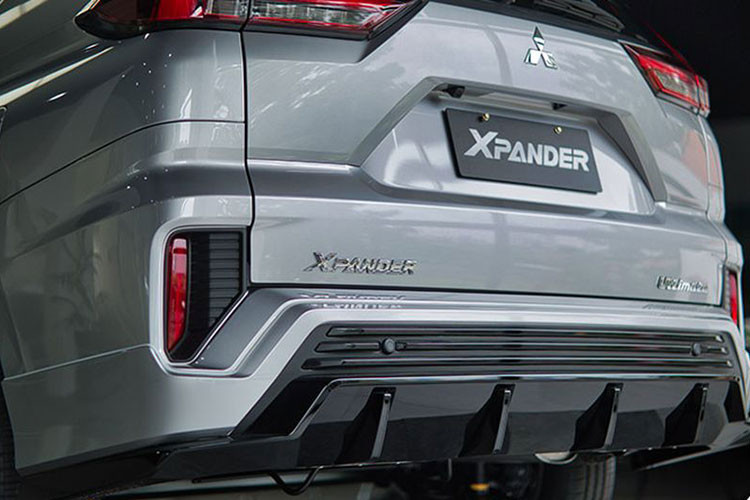 Một vài sự khác biệt khác là nẹp crôm nằm 2 bên lưới tản nhiệt dày hơn, cản trước và tấm ốp gầm mới, tích hợp 2 đèn sương mù hình tròn. Tuy nhiên, thay đổi lớn nhất trên Xpander 2022 là thiết kế cụm đèn chiếu sáng phía trước, gồm đèn pha LED hình chữ T đặt ngang, ăn sâu vào lưới tản nhiệt Dynamic Shield - thay thế cho giao diện đặt dọc của phiên bản hiện hành.