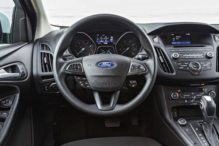 Trong khi đó, hai phiên bản cao cấp cuả Ford Focus là Titanium hay Sport mặc dù đủ option hơn nhưng mức giá dù có giảm thì vẫn khá cao so với các đối thủ Nhật, Hàn tại Việt Nam và bộc lộ nhược điểm với không gian hàng ghế sau không thật sự thông thoáng và thiếu cửa gió điều hòa.