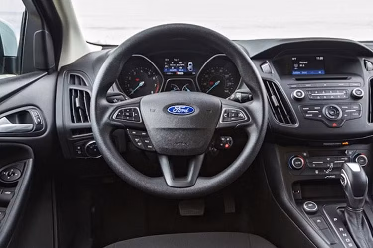 Trong khi đó, hai phiên bản cao cấp cuả Ford Focus là Titanium hay Sport mặc dù đủ option hơn nhưng mức giá dù có giảm thì vẫn khá cao so với các đối thủ Nhật, Hàn tại Việt Nam và bộc lộ nhược điểm với không gian hàng ghế sau không thật sự thông thoáng và thiếu cửa gió điều hòa.