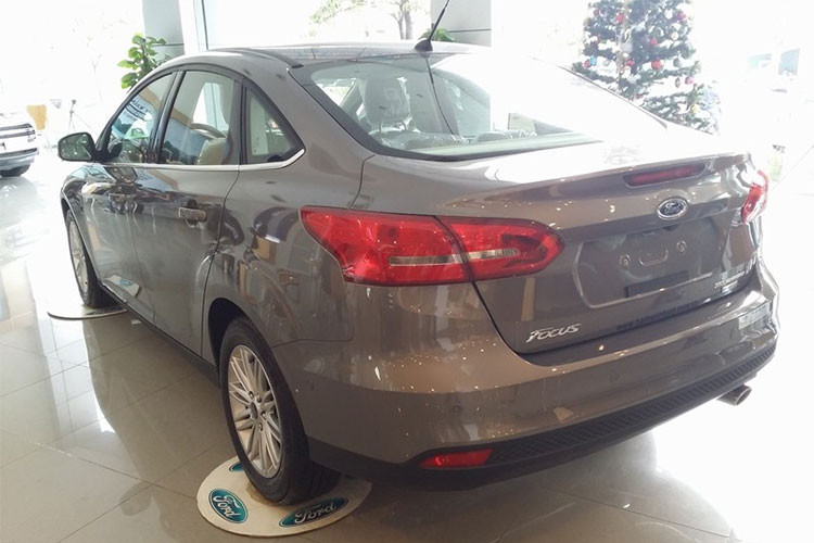 Tuy nhiên điều đáng chú ý trên Ford Focus khiến người dùng không còn mặn mà chính là hộp số tự động 6 cấp Powershift ở những phiên bản cũ khi mà nó thường xuyên bị khiếu nại tại các thị trường trên thế giới, mới đây nhất là Việt Nam. Theo nhiều người sử dụng thì hộp số này thường gây ra những hiện tượng rung, giật... thậm chí lỗi.