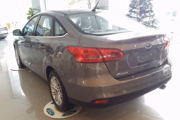 Tuy nhiên điều đáng chú ý trên Ford Focus khiến người dùng không còn mặn mà chính là hộp số tự động 6 cấp Powershift ở những phiên bản cũ khi mà nó thường xuyên bị khiếu nại tại các thị trường trên thế giới, mới đây nhất là Việt Nam. Theo nhiều người sử dụng thì hộp số này thường gây ra những hiện tượng rung, giật... thậm chí lỗi.
