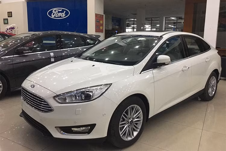 Giá niêm yết cho 2 phiên bản Trend và Titanium của xe ôtô Ford Focus lần lượt là 626 và 770 triệu đồng. Tuy nhiên, ở thời điểm hiện tại, nhân viên kinh doanh ở các đại lý Ford tại Hà Nội đang báo giá cho mẫu Focus Trend chỉ còn 555 triệu, trong khi phiên bản Titanium có giá 710 triệu đồng.
