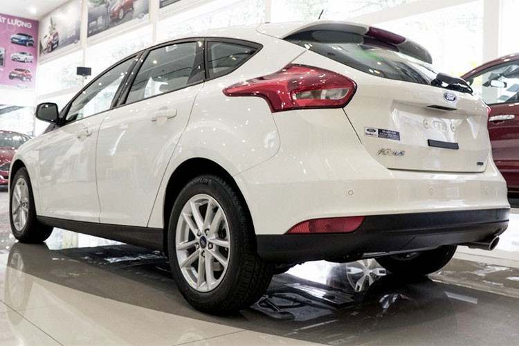 Mặc dù có giá thấp nhưng doanh số của Ford Focus trong nửa đầu năm 2018 vừa qua chỉ bằng một phần nhỏ so với các đối thủ trong phân khúc. Lý do khiến không ít khách hàng e dè trước khi mua Focus là không gian bên trong không được rộng rãi cũng như dịch vụ sau bán hàng chưa tốt như các thương hiệu Nhật Bản hay Hàn Quốc.