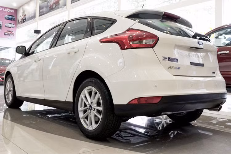 Mặc dù có giá thấp nhưng doanh số của Ford Focus trong nửa đầu năm 2018 vừa qua chỉ bằng một phần nhỏ so với các đối thủ trong phân khúc. Lý do khiến không ít khách hàng e dè trước khi mua Focus là không gian bên trong không được rộng rãi cũng như dịch vụ sau bán hàng chưa tốt như các thương hiệu Nhật Bản hay Hàn Quốc.
