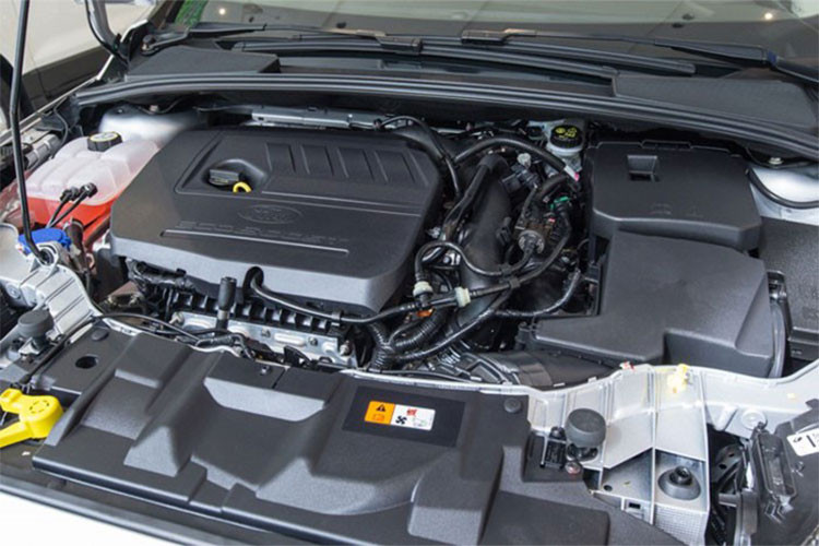 Focus được nhà phân phối và lắp ráp Ford Việt Nam lắp ráp tại nhà máy ở Hải Dương, xe sở hữu động cơ EcoBoost hoàn toàn mới 1.5l 4 xi-lanh tăng áp, phun nhiên liệu trực tiếp có công suất 177 mã lực và mô-men xoắn cực đại 240 Nm và được trang bị hộp số tự động 6 cấp Selectshift.