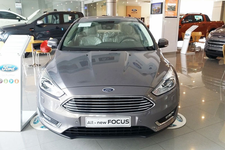 Ford Focus là dòng xe thuộc phân khúc C, hiện đang được bán ở Việt Nam với 2 phiên bản cấu hình cùng 2 dạng thân xe là sedan và hatchback. Focus Trend có mức giá niêm yết chính hãng là 626 triệu đồng, trong khi bản cao cấp Titanium (sedan) và Sport (hatchback) có giá 770 triệu đồng.
