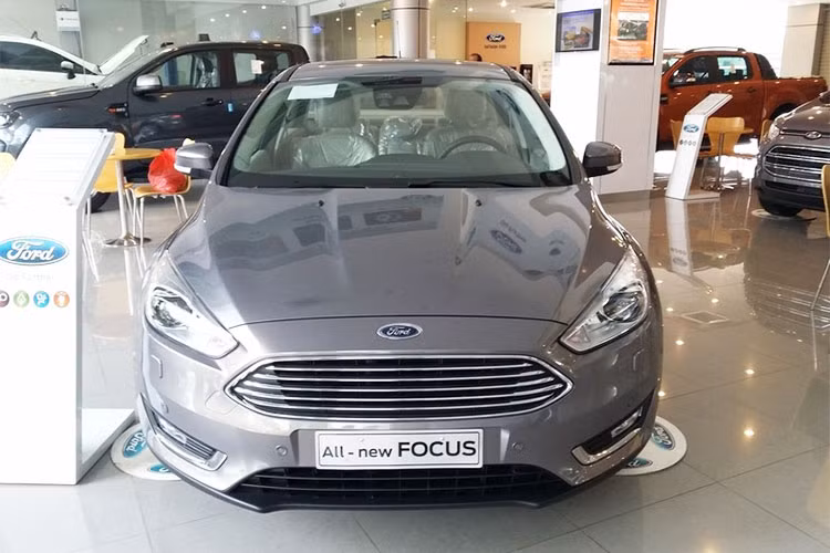 Ford Focus là dòng xe thuộc phân khúc C, hiện đang được bán ở Việt Nam với 2 phiên bản cấu hình cùng 2 dạng thân xe là sedan và hatchback. Focus Trend có mức giá niêm yết chính hãng là 626 triệu đồng, trong khi bản cao cấp Titanium (sedan) và Sport (hatchback) có giá 770 triệu đồng.