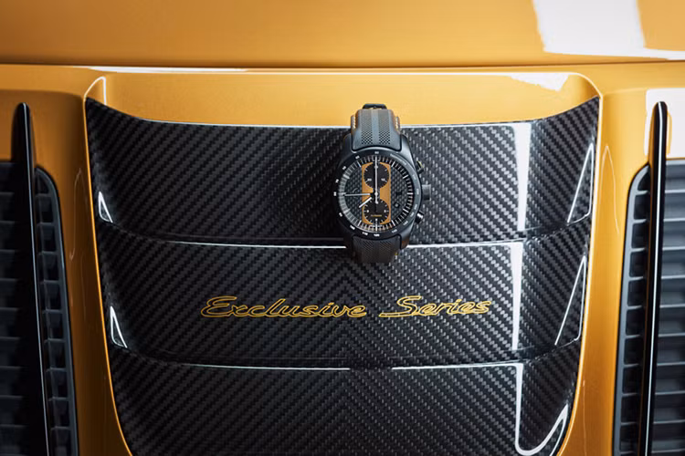 Động cơ phẳng tăng áp 3.8L, 6 máy với bộ công suất độc quyền đạt mô-men xoắn cực đại là 750 Nm cho số vòng tua từ 2.250 đến 4.000 vòng/phút. Điều này có nghĩa là những phiên bản 911 Turbo S Exclusive tăng tốc từ 0 đến 100 km/giờ chỉ trong 2,9 giây, và mất 9,6 giây để vượt ngưỡng 200 km/giờ. Bên cạnh đó, có thể đạt tốc độ tối đa là 330 km/giờ.