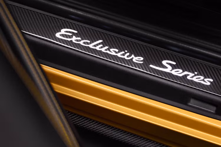 Nội thất 911 Turbo S Exclusive khách thanh lịch và độc đáo. Ghế thể thao điều chỉnh 18 hướng được bọc hai lớp da với các lỗ thoáng khí. Lớp bên trong có hai sọc vàng theo tông màu ngoại thất tạo nên nét đặc trưng không thể nhầm lẫn.Thiết kế cùng màu vàng trên các đường may và dòng chữ Turbo S trên tựa đầu ghế, lớp lót cửa sổ trời làm bằng da Alcantara cao cấp thiết kế với hai sọc vàng đặc biệt.