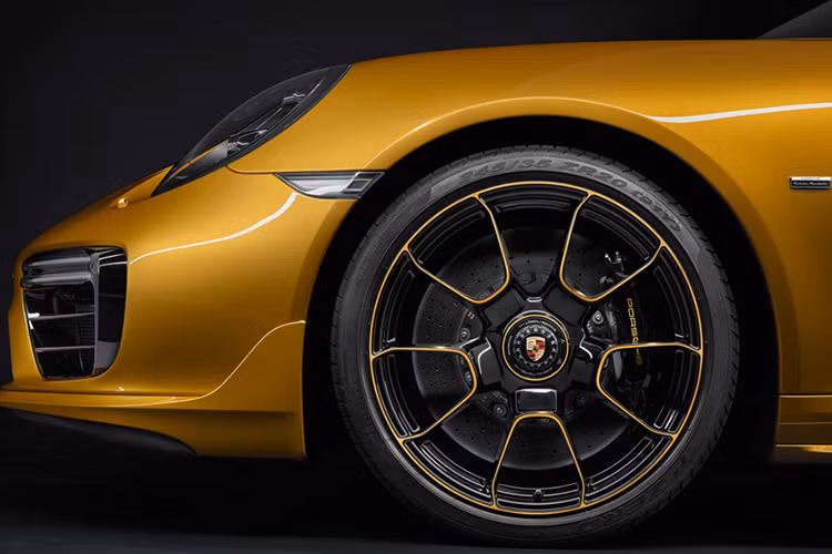 Lần đầu tiên, gá kẹp phanh của hệ thống phanh gốm PCCB có thể xuất xưởng trong phiên bản sơn đen đặc biệt với logo Porsche mang màu Vàng Ánh Kim Golden Yellow Metallic. Khung gầm xe thể thao năng động với hệ thống Hệ thống Treo Chủ Động của Porsche (PASM) cùng gói Kích Hoạt Chức Năng Thể Thao (Sport chrono) đều được trang bị tiêu chuẩn.