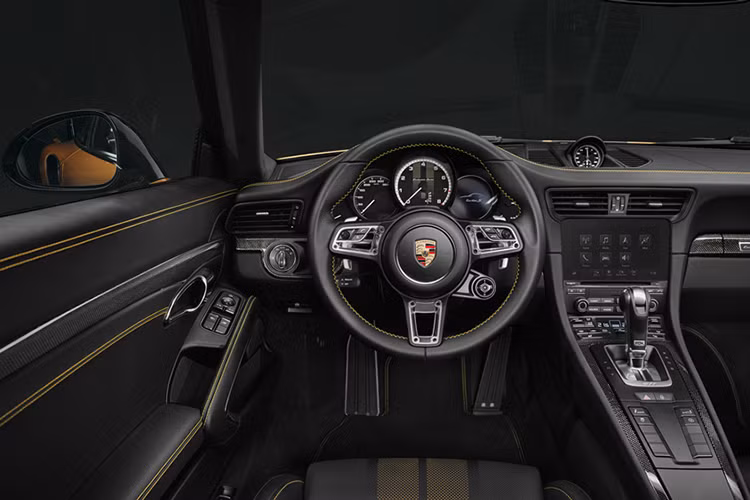 Sợi đồng mảnh đầy tinh tế được tích hợp thành dải dài trong gói nội thất carbon. Đặc biệt hơn cả là bảng thể hiện số thứ tự giới hạn của phiên bản được đặt phía bên hành khách khẳng định sự độc quyền của mỗi chiếc xe. Thanh bọc bảo vệ ở bệ bước chân cửa ra vào cũng được thiết kế toàn hoàn bằng sợi carbon, kết hợp với dòng chữ Exclusive Series sáng bóng.