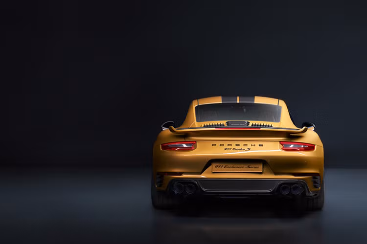 Ngoài thiết kế ngoại thất màu Vàng Ánh Kim Golden Yellow Metallic, 911 Turbo S Exclusive thiết kế với bánh xe có kích thước 20 inch được sơn đen kết hợp khóa trung tâm như định dạng tiêu chuẩn, các đường nét thiết kế trên phiên bản mới này được hoàn thiện tỉ mỉ hơn với màu Vàng Ánh Kim Golden Yellow Metallic sử dụng công nghệ laser mới.