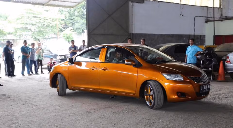 Trước đây, đã có một số bản độ xe 2 đầu ra đời, nhưng hầu hết chỉ thay đổi về kiểu dáng, chứ không khác gì về động cơ hay hệ thống lái. Roni, chủ nhân chiếc xe cho biết, anh và 10 người thợ đã cắt 2 chiếc Toyota Vios rồi hàn chúng lại với nhau thành bản độ hoàn chỉnh.