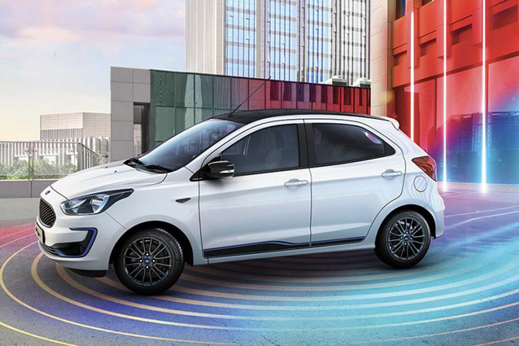 Bước sang phiên bản 2019, mẫu xe giá rẻ Ford Figo được nâng cấp đáng kể về thiết kế ngoại thất. Theo đó, mẫu xe hathcback hạng B này được trang bị lưới tản nhiệt mới và cản trước tái thiết kế đi kèm viền mạ crôm hình chữ C bao quanh hốc đèn sương mù trước. 