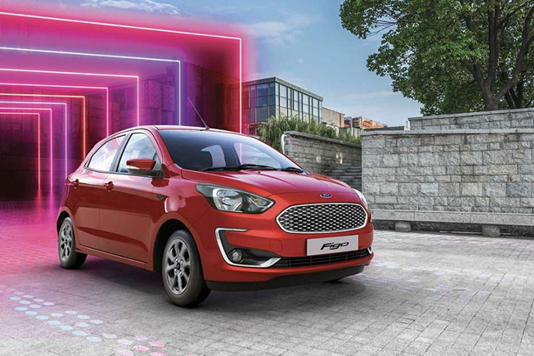Khi mua Ford Figo 2019 tại thị trường Ấn Độ, các khách hàng có thể chọn các màu sơn ngoại thất như đỏ, bạc, xanh dương, đen, xám, vàng kim và trắng. Riêng bản Titanium Blu cao cấp nhất sẽ chỉ có 3 tùy chọn màu sơn là trắng, bạc và xám.