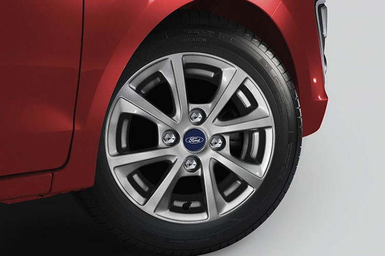 Kích thước tổng thể dài x rộng x cao của mẫu Ford Figo 2019 mới không khác nhiều so với phiên bản trước đây, lần lượt là 3.886 x 1.695 x 1.525 mm, trong khi đó chiều dài cơ sở là 2.491 mm. Khối lượng khô của xe là khoảng hơn 1 tấn một chút. 