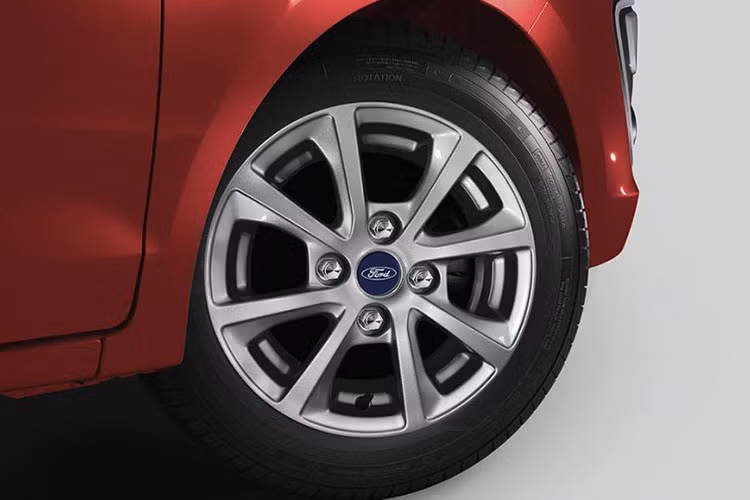 Kích thước tổng thể dài x rộng x cao của mẫu Ford Figo 2019 mới không khác nhiều so với phiên bản trước đây, lần lượt là 3.886 x 1.695 x 1.525 mm, trong khi đó chiều dài cơ sở là 2.491 mm. Khối lượng khô của xe là khoảng hơn 1 tấn một chút. 