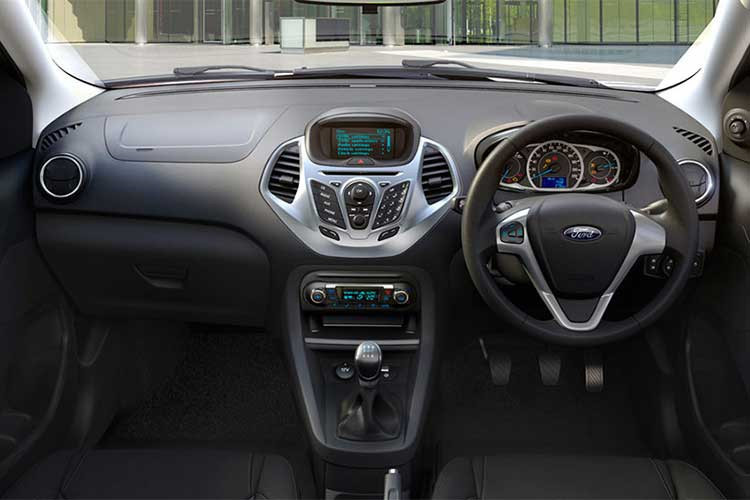 Bên trong nội thất xe là một cảm giác quen thuộc bởi thiết kế chẳng khác là bao so với những mẫu xe nhỏ khác của Ford. Vô lăng ba chấu bọc da, bảng điều khiển với hàng loạt các phím bấm đa dụng, màn hình đơn sắc, cần số và cụm đồng hồ đều giống với Ford Fiesta. Xe được tích hợp hệ thống SYNC phiên bản đầu.
