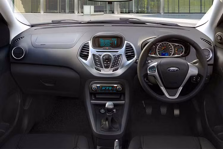 Bên trong nội thất xe là một cảm giác quen thuộc bởi thiết kế chẳng khác là bao so với những mẫu xe nhỏ khác của Ford. Vô lăng ba chấu bọc da, bảng điều khiển với hàng loạt các phím bấm đa dụng, màn hình đơn sắc, cần số và cụm đồng hồ đều giống với Ford Fiesta. Xe được tích hợp hệ thống SYNC phiên bản đầu.