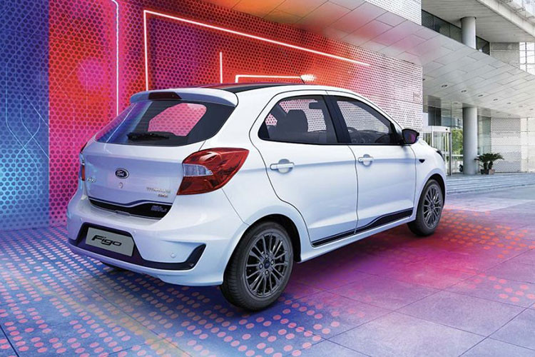 Xe được thừa hưởng thiết kế lưới tản nhiệt của Ford Fiesta thế hệ mới, đèn pha mới, các hốc hút khí phía trước được thiết kế lại cùng cản trước thể thao hơn. Dải LED chiếu sáng ban ngày được viền phía trên cụm đèn sương mù cũng khá tinh tế. Phía sau, mẫu xe hạng A của Ford cũng được mong đợi sẽ có những cách tân ở cụm đèn hậu. 