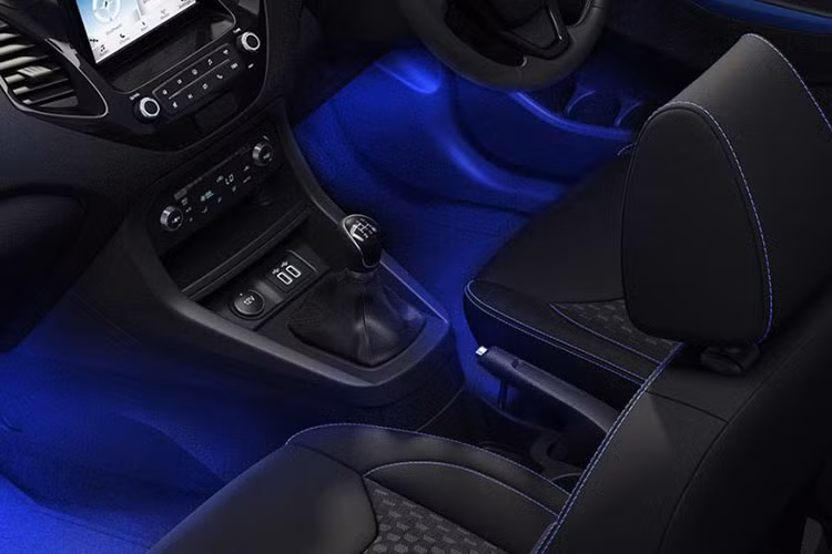Chưa hết, Ford Figo 2019 còn có những trang bị an toàn như 2 túi khí trước, túi khí rèm, túi khí bên, cảm biến đỗ xe phía sau và camera lùi. Trong đó, túi khí cho người lái và hành khách phía trước cũng như cảm biến đỗ xe phía sau là trang bị an toàn tiêu chuẩn.