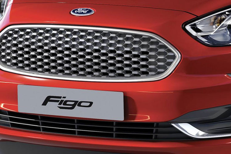 Tại thị trường Ấn Độ, Ford Figo 2019 được chia thành 3 bản trang bị là Ambiente, Titanium và Titanium Blu. Trong đó, bản Titanium Blu cao cấp nhất sở hữu thiết kế thể thao hơn cả nhờ nhiều chi tiết ngoại thất màu đen như lưới tản nhiệt, viền lưới tản nhiệt, nóc, bộ vành hợp kim 15 inch và vỏ gương chiếu hậu.