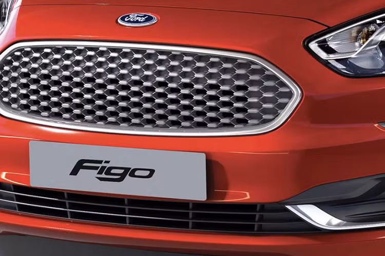 Tại thị trường Ấn Độ, Ford Figo 2019 được chia thành 3 bản trang bị là Ambiente, Titanium và Titanium Blu. Trong đó, bản Titanium Blu cao cấp nhất sở hữu thiết kế thể thao hơn cả nhờ nhiều chi tiết ngoại thất màu đen như lưới tản nhiệt, viền lưới tản nhiệt, nóc, bộ vành hợp kim 15 inch và vỏ gương chiếu hậu.